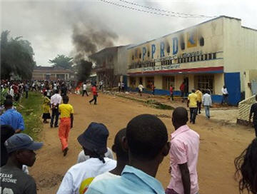 Des manifestants incedient le siege du PPRD à Kisangani