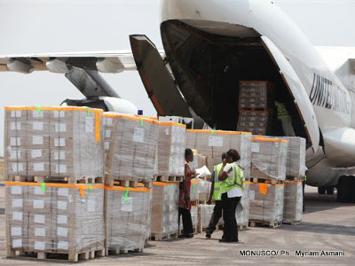 Des agents dchargent des kits lectoraux  l'aroport de N'djili (Kinshasa), le 16/09/2011