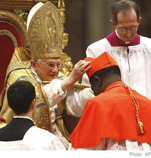 Mgr Laurent Monsengwo Pasinya reçoit son chapeau rouge de Cardinal du Pape Benoit XVI
