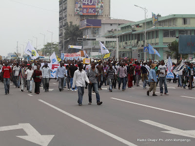 Les partisans de l'opposition marchent sur une des avenues principale de Kinshasa le 1/9/2011, pour la révision du fichier électoral