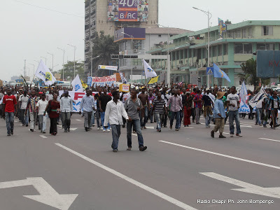 Les partisans de l'opposition marchent sur une des avenues principale de Kinshasa le 1/9/2011, pour la rvision du fichier lectoral