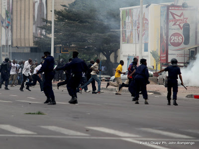 La police disperse les manifestants le 1/9/2011 à Kinshasa, lors d'une marche des opposants