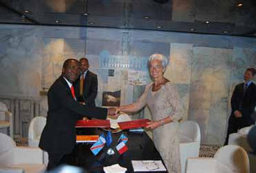 Echange de l'accord d'annulation entre Matata Ponyo (RDC) et Christine Lagarde