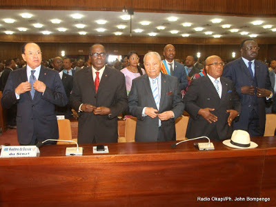 Modeste Mutinga (4  partir de la gauche sur la photo) a dmissionn de ses fonctions de rapporteur du Snat