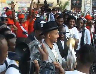 Le président du TP Mazembe présente la coupe de la Ligue des champions aux fans à Lubumbashi
