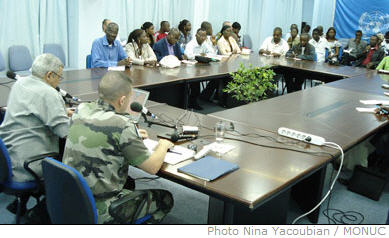 En Ituri, dans la Province Orientale, le travail conjoint de la Section des Affaires civiles de la MONUC et de la Brigade de l'Ituri a abouti au dploiement, depuis 12 novembre dernier, d'une quipe mobile des Casques bleus dans la zone de Lalo,  20 kilomtres au nord de Fataki, dans le territoire de Djugu.