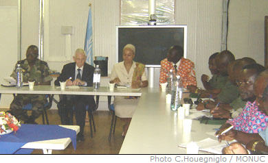 A leur propre demande, des dputs et snateurs ituriens en vacances parlementaires, ont rencontr le 27 septembre 2007  Bunia, le Reprsentant spcial du Secrtaire Gnral de l'ONU en RDC, l'Ambassadeur William Swing, en mission en Ituri. Ces lus du peuple ont lanc un appel  la MONUC de plaider auprs du gouvernement congolais en faveur du DDR 3 en, dans le district, afin de prvenir une solution militaire contre la milice FRPI qui refuse de rendre tous ses combattants, tant que le gouvernement n'octroie pas les 22 grades qu'il a promis. 
