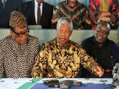 Nelson Mandela pendant les pourparlers de paix entre Mobutu Sese Seko et Laurent-Désiré Kabila le 4 mai 1997