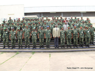 Vice-premier ministre de la défense et des anciens combattants, Alexandre Luba Ntambo ( en costume-cravate) pose avec des officiers généraux et supérieurs de Fardc le25/03/2012 au centre supérieur militaire à Kinshasa à l'occasion du deuxième séminaire sur la réforme de l'armée