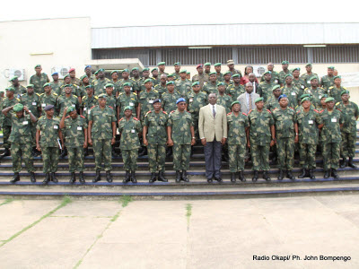 Vice-premier ministre de la dfense et des anciens combattants, Alexandre Luba Ntambo ( en costume-cravate) pose avec des officiers gnraux et suprieurs de Fardc le25/03/2012 au centre suprieur militaire  Kinshasa  l'occasion du deuxime sminaire sur la rforme de l'arme