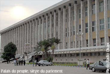 La crmonie d'ouverture de ce congrs a eu lieu ce jeudi matin au Palais du peuple  Kinshasa. A l'ordre du jour, l'examen et l'adoption du rglement intrieur. C'est la premire fois que l'Assemble nationale et le Snat lus se runissent en congrs, rappelle radiookapi.net