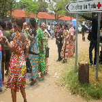 Des fidles de l'Eglise Arme de Victoire du pasteur Kutino Fernando attendant sa sortie du centre hospitalier Nganda le 15/09/2014  Kinshasa