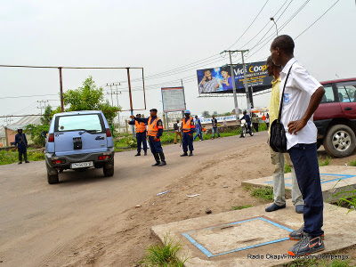 La police interdisant aux véhicules de circuler en direction du Palais du peuple lors de la présentation du projet de loi électorale, janvier 2015