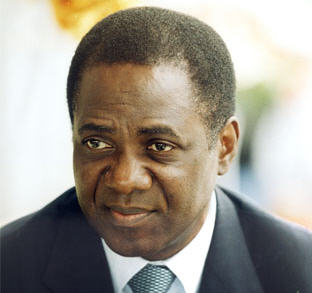 Guillaume Samba Kaputo a vu le jour au Katanga à Moba (Baudouinville) le 13 avril 1946. Il est Tabwa. Mais il a grandi au Kivu à Bukavu où il a fait toutes ses études primaires et secondaires, inscrit à l'Université Lovanium de Kinshasa, il a obtenu en 1970 une licence en sciences politiques et administratives Guillaume Samba Kaputo a vu le jour au Katanga à Moba (Baudouinville) le 13 avril 1946. Il est Tabwa. Mais il a grandi au Kivu à Bukavu où il a fait toutes ses études primaires et secondaires, inscrit à l'Université Lovanium de Kinshasa, il a obtenu en 1970 une licence en sciences politiques et administratives