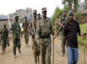 Sultani Makenga (centre), leader des rebelles du M23