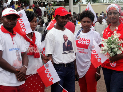 Des militants de l'Union pour la Nation Congolais (UNC) venu accueillir Vital Kamerhe  l'aroport de Kindu (Maniema), le 17/11/2011