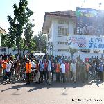 Des partisans de l?UDPS attendent l?arrive de Felix Tshisekedi devant la permanence de leur parti  Kinshasa, le 17/04/2017. Radio Okapi/Ph. John Bompengo