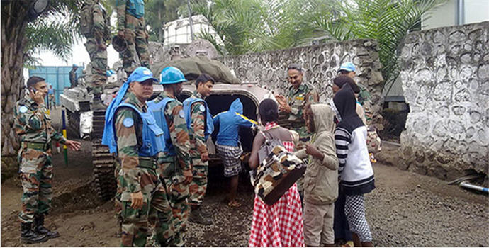 Des Casques bleus de la MONUSCO vacuent des enfants au lendemain de la prise de Goma par les rebelles du M23. Photo: MONUSCO