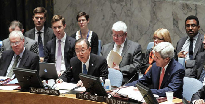 Le Secrtaire d'Etat amricain, John Kerry ( droite) et le Secrtaire gnral, Ban Ki-moon, lors de la runion du Conseil de scurit sur la rgion des Grands Lacs le 25 juillet 2013.