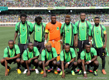 L'As V. Club de la RDC (vert) contre Dynamic FC du Togo (rouge) le 17/2/2013 au stade de Martyrs