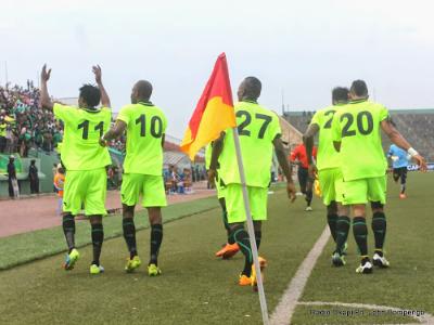 Des joueurs de l’As.V Club (vert noire) de la RDC célébrant le but marqué contre Zam?lek (blanc) de l’Egypte à la première mi-temps le 18/05/2014 au stade Tata Raphael à Kinshasa