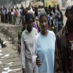 Une congolaise attend en pour voter