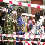 Ene femme congolaise attend pour voter