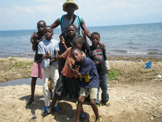 Balemba avec les enfants d'Uvira sur le Lac Tanganika en RDCongo
