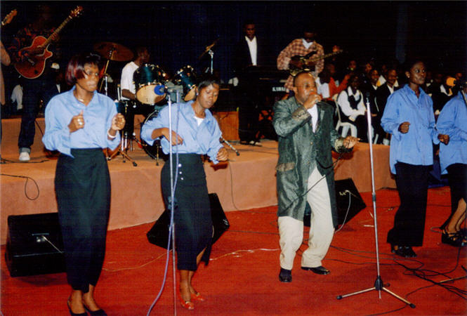 Beaufils Pitschi et l'orchestre de musique chrtienne les bombettes en concert au palais du peuple(kinshasa)
