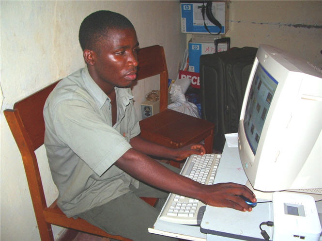 Photo d'Un Etudiant de Baraka Zone de Fizi au Sud-Kivu aprs le Lancement de Cinq Chantier.
