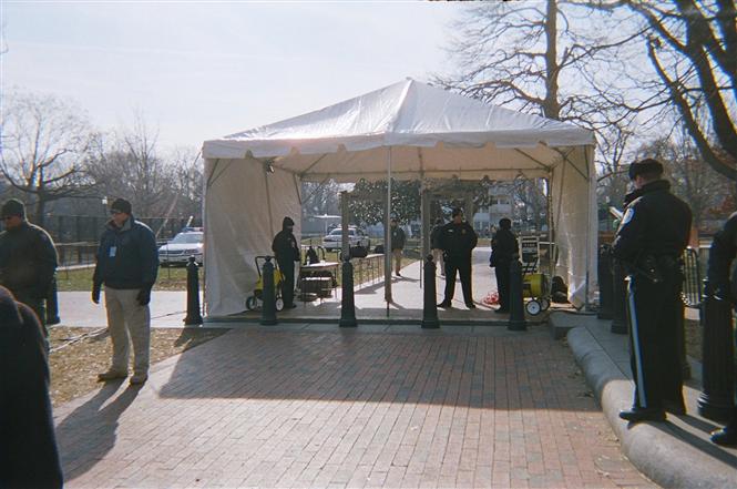 Scurit renforce devant la Maison Blanche  quelques heures de l'inauguration du Prsident Barack Obama.