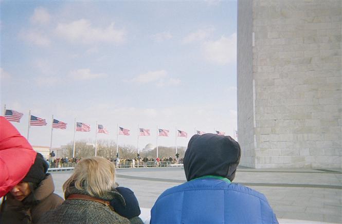 Les gens assistent  l'inauguration historique du Prsident Barack Obama au Washington Monument sur le National Mall  Washington, DC.