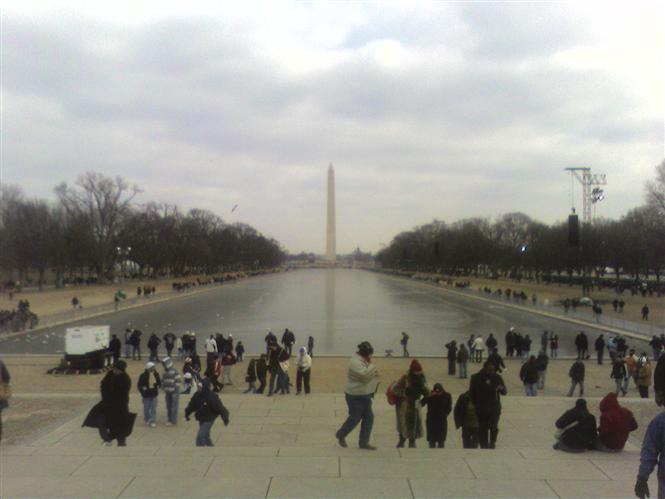 Le Washington Monument vu à partir du Lincoln Memorial sur le National Mall quelques heures après l'inauguration historique du Président Barack Obama.