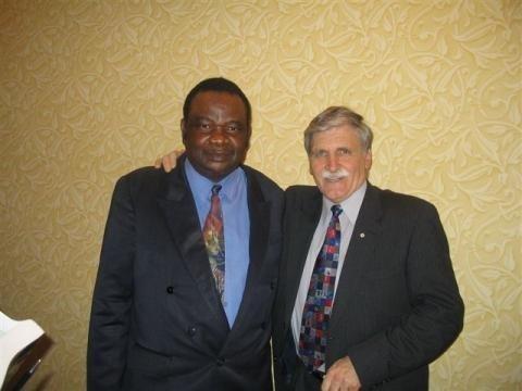 Lieutenant-gnral des forces armes canadiennes et honorable snateur, Romo Dallaire avec Dr. Lopold Kumbakisaka