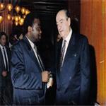 Dr. Lopold Kumbakisaka s'entretient avec l'ancien premier ministre grec, Constantin Mitso ...