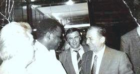 Dr. Léopold Kumbakisaka en compagnie de l'ancien Président roumain, l'ingénieur Ion Iliescu, au lendemain du coup d'État contre le Président Nicolae Ceausescu (Bucarest, décembre 1989)