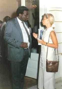 Dr. Léopold Kumbakisaka s'entretient avec une diplomate suédoise, lors du lancement du journal Média Balkans international (Dr.L. Kumbakisaka était le Rédacteur en chef adjoint du journal)