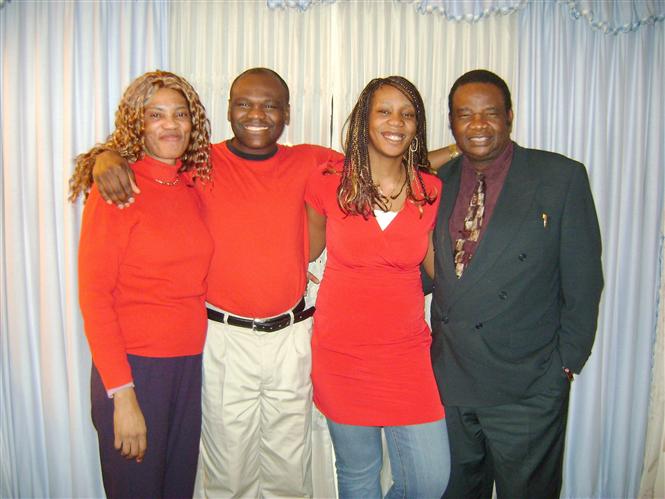 Famille Kumbakisaka (absents sur la photo, notre fille Marie-Christine Kumbakisaka Stimpson, son époux et nos 3 petits fils--