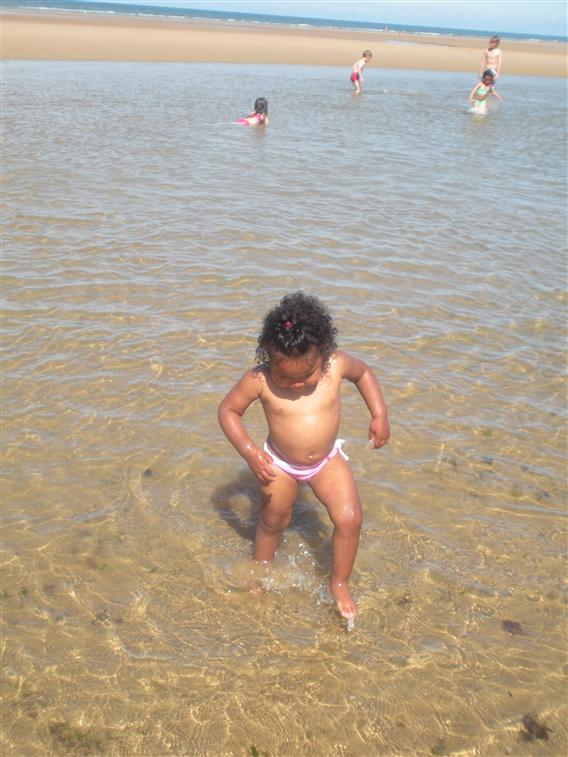 Annie Lennie s'amuse bien dans la mer