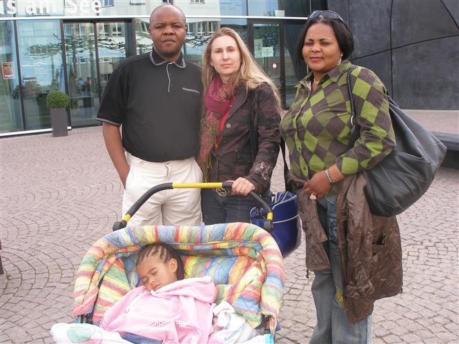 ALAIN MUNZIMBA AVEC SA FEMME CHRISTINE MUNZIMBA ET LA SOEUR CHANTAL MIEZI