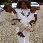Pamela Muamba et ses deux enfants:Christopher et Alexandra en pleine santé devant l'eglise ...