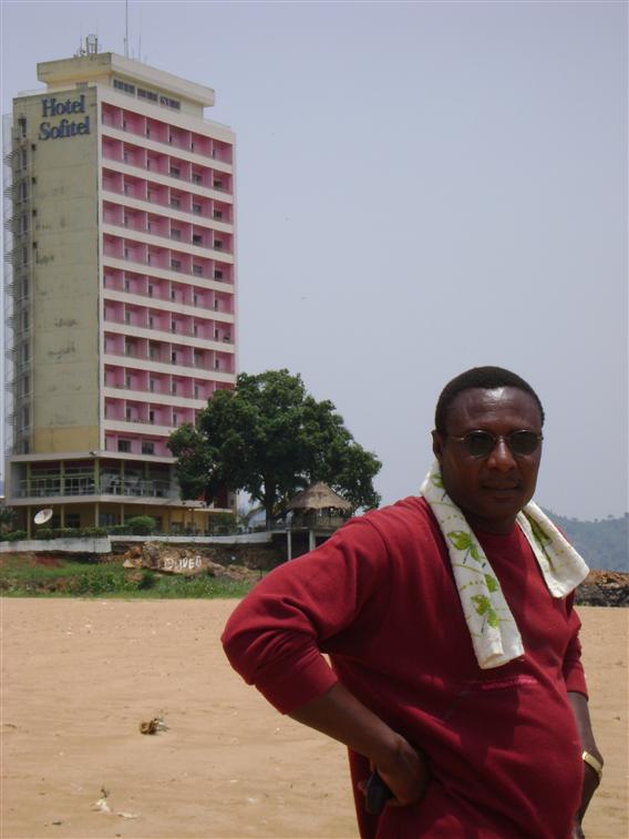 Devant l'Hotel Sofitel de Bangui en face du fleuve qui separe la RCA et le Congo.