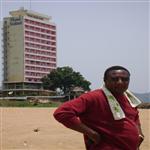 Devant l'Hotel Sofitel de Bangui en face du fleuve qui separe la RCA et le Congo.