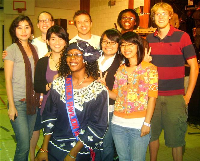 Mama Muilu Patricia Kumbakisaka, étudiante en sciences Po. (ambassadrice du pavillon africain) avec ses amis et collègues de l'Université qui sont venus la supporter, la plupart comme volontaire au pavillon africain (août 2009)