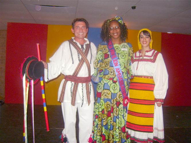 Une photo souvenir avec les danseurs roumains, La Roumanie est le pays o ma fille, sur la photo , Mama Muilu Patricia Kumbakisaka est ne (photo Dr. Lopold Kumbakisaka, Chrtien-Kimbanguiste, Canada aot 2009)