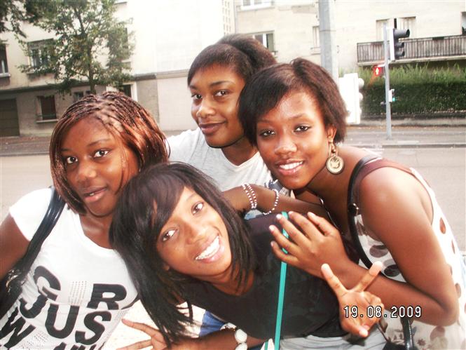 Bijou,Floni,Jamlia et moi au millieu!! =)