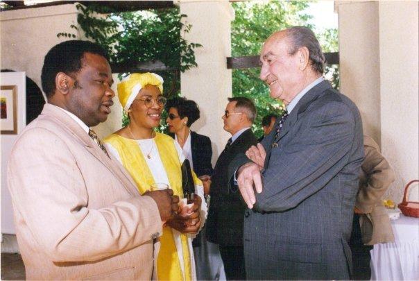 Dr. Lopold Kumbakisaka, son pouse, Mme Marie-Thrse Kumbakisaka en conversation avec l'ancien premier ministre grec, Constantin mitsotakis, le pre de l,actuel Mme Dora Bakoyannis, actuelle ministre grec des affaires trangres.