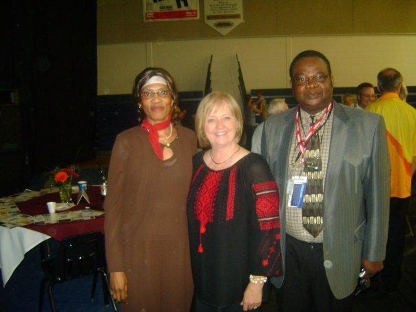 Le couple Léopold-Marie-Thérèse Kumbakisaka entourant la députée fédérale Joy Smith (Canada 2009)