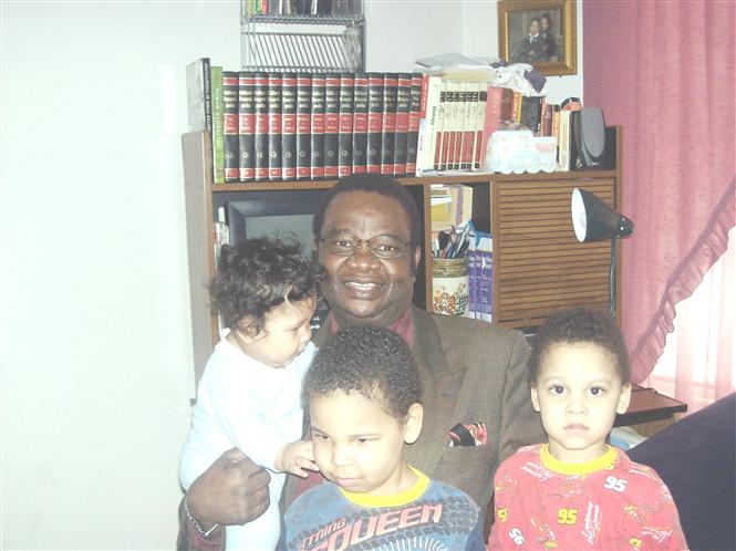 Ils sont des bons animateurs ces gars: Patrick Junior,John Useni et le plus petit leonides. Je les ai tous pour  la photo avec grand-Papa (Dr. Lopold Kumbakisaka, Chrtien-Kimbanguiste (Canada, aot 2009)