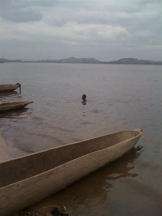 FLEUVE CONGO DOMPTE PAR LE PETIT BOMATRACIEN IL EST FORRRRRT CE PETIT 